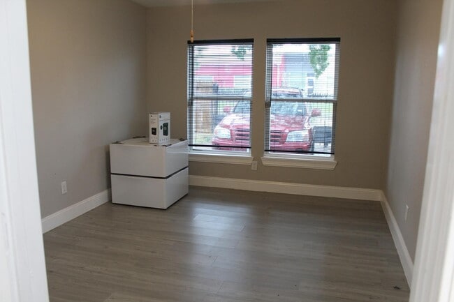 Building Photo - 5305 Southlea St