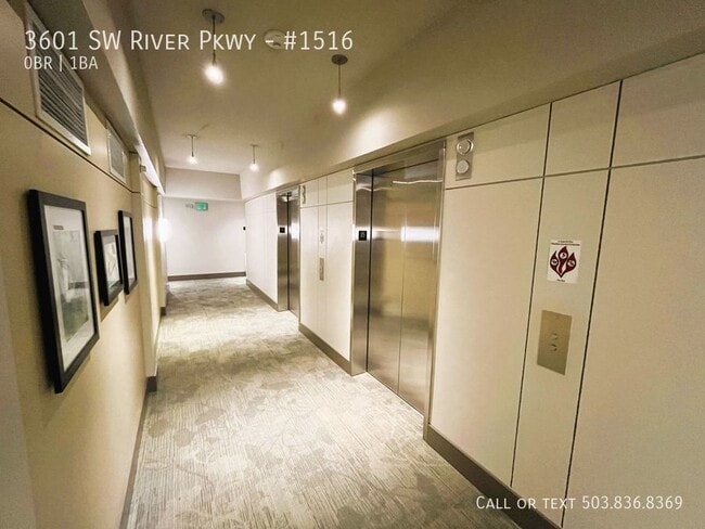 Building Photo - Highly Sought-After John Ross Condo in Vib...
