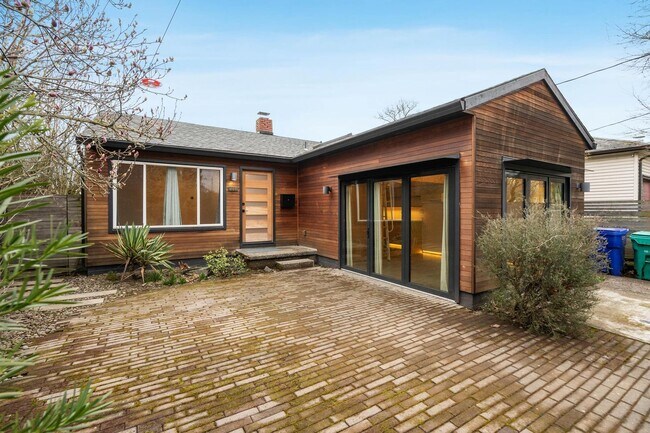 Foto del edificio - Beautiful, modern 4-bdrm/2-bath home in Concordia—Private, urban sanctuary w/ flex spaces