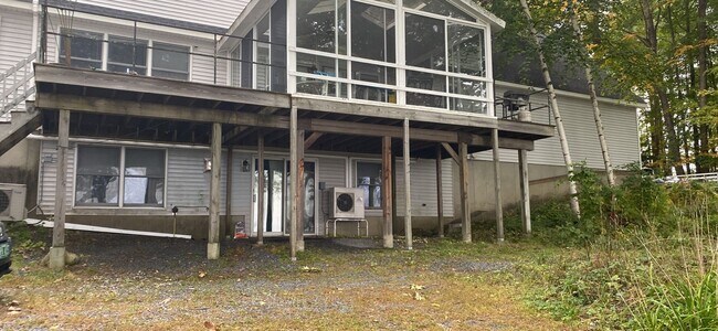 Building Photo - Private Basement Apartment- Fully Furnished