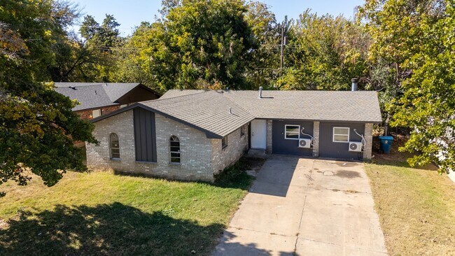 Foto del edificio - Spacious 5-Bedroom Home with Fresh Updates...