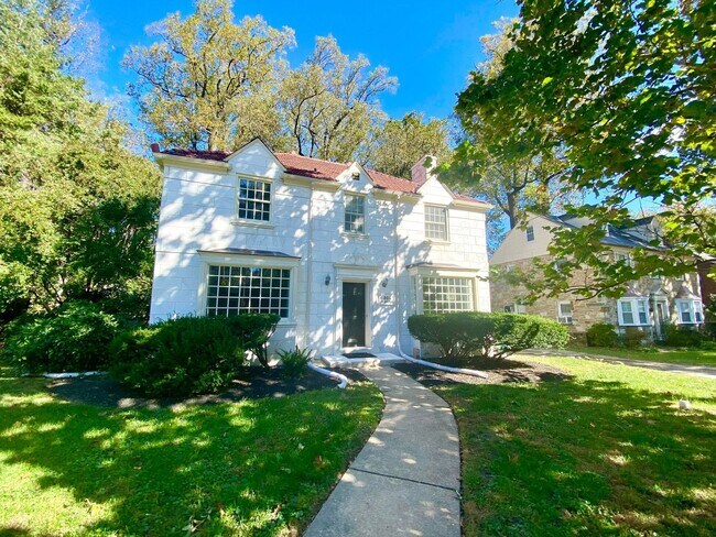 Foto del edificio - Stunning 4 Bed/3.5 Bath Historic Home - Be...