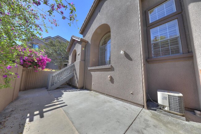 Foto del edificio - 925 Farrar Ct