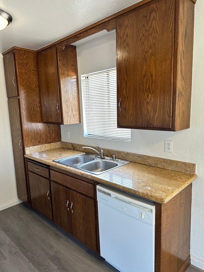 Building Photo - 10933 Moorpark St