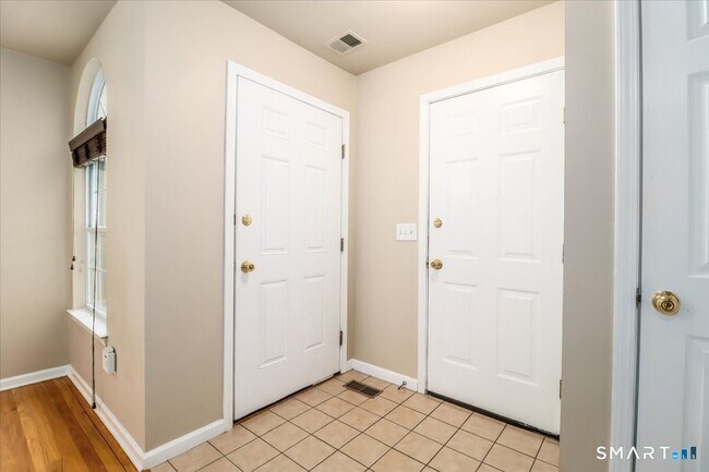 Building Photo - 2004 Eaton Ct