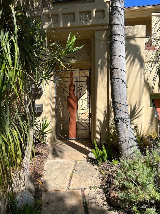 Building Photo - 1132 S Hayworth Ave