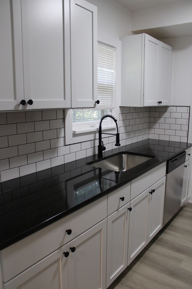 Building Photo - 2bed 1 bath newly updated property in Midtown