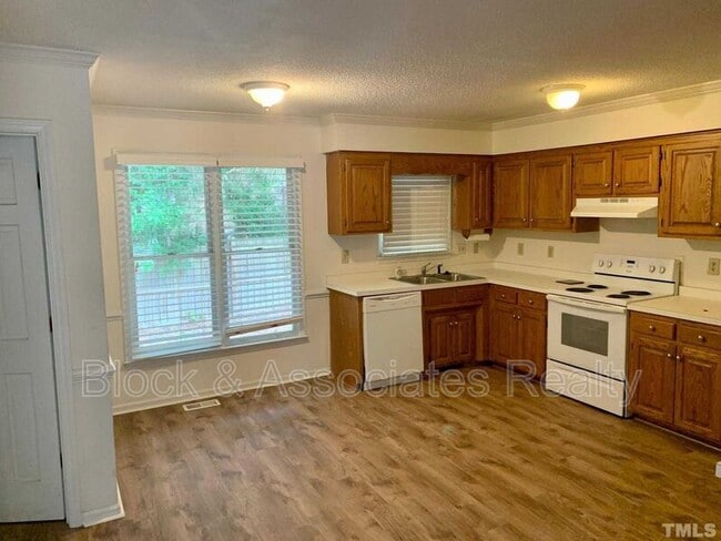 Foto del edificio - 2240 Long and Winding Rd