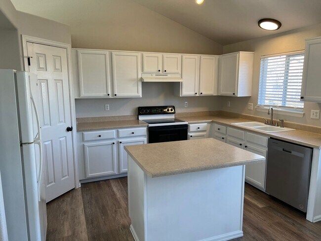 Building Photo - Beautiful 3 bedroom home avail 12/12