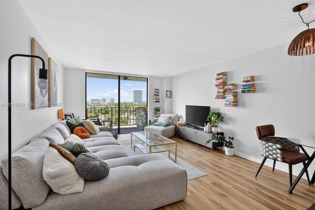 Foto del edificio - 2350 NE 135th St