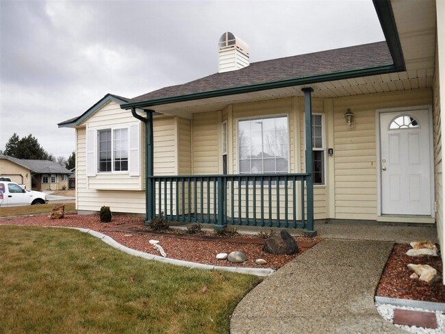 Building Photo - Beautiful single level home with 4 bed 2 bath, just off Indiana and E Ustick Rd.
