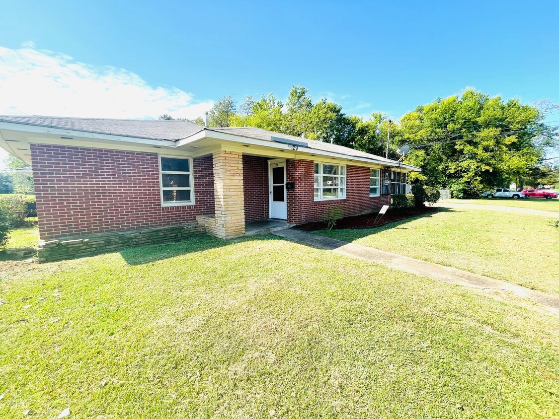 Foto principal - ** 3 Bed 1 Bath Located in Montgomery Heig...