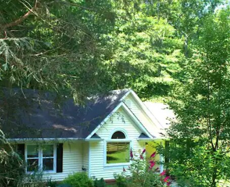 Building Photo - Charming 3 Bedroom 2 bathroom home with la...