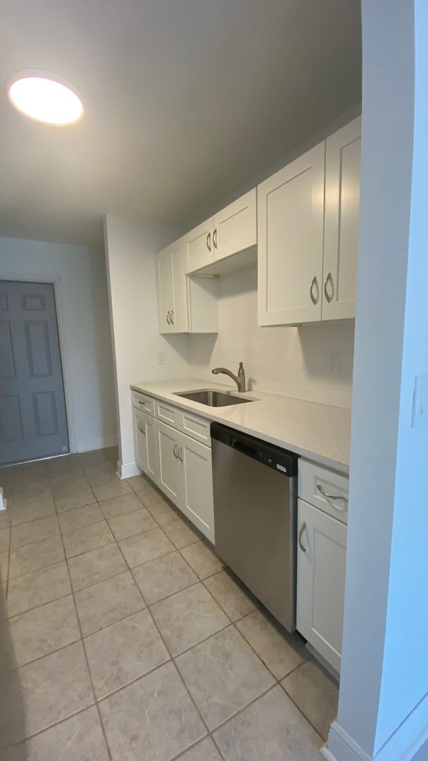 Building Photo - Beautifully Updated 2 Bedroom, 2 Bath Vill...