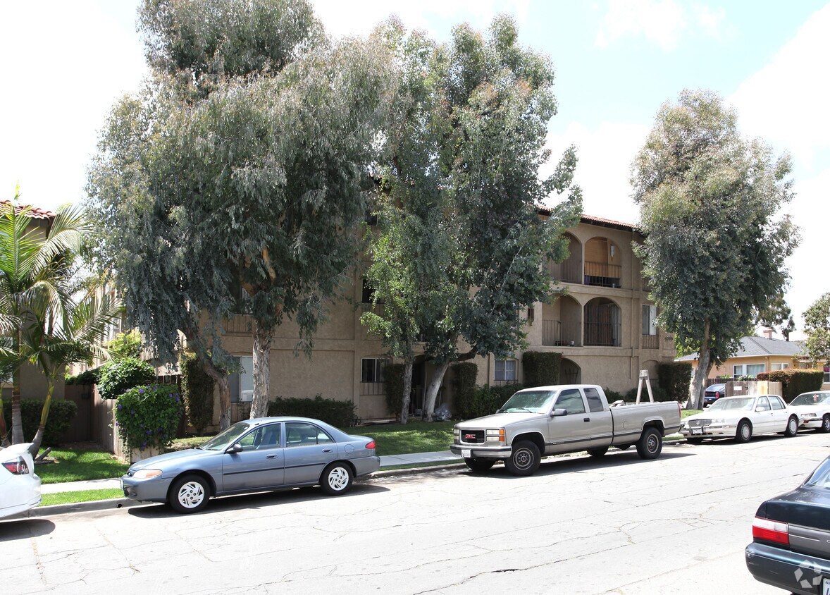 Building Photo - 4240 Menlo Ave