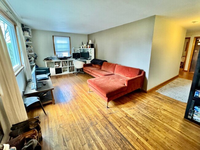 Building Photo - Charming 3 Bedroom