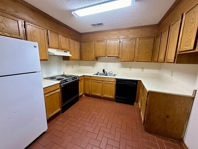 Foto del edificio - Conveniently Located Townhouse!
