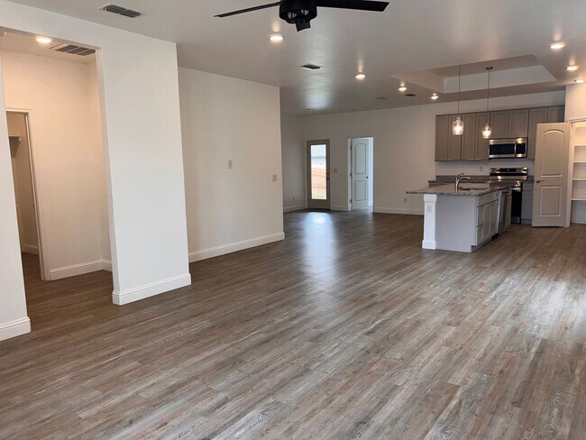 Building Photo - 3 Bedroom Rental Available July 9th in Fre...