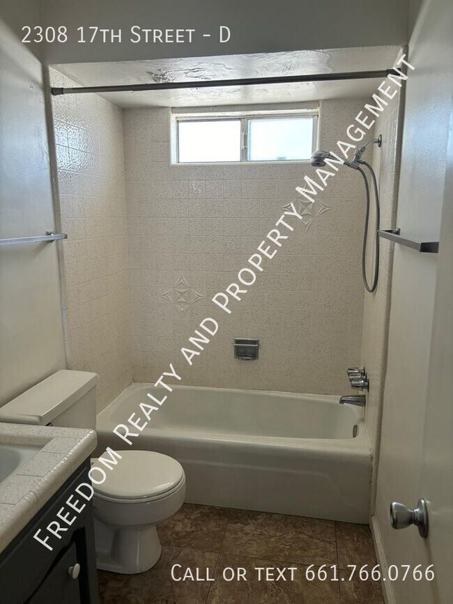 Building Photo - Adorable Downtown Apartment