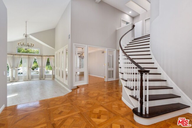 Foto del edificio - 5683 Hazelcrest Cir