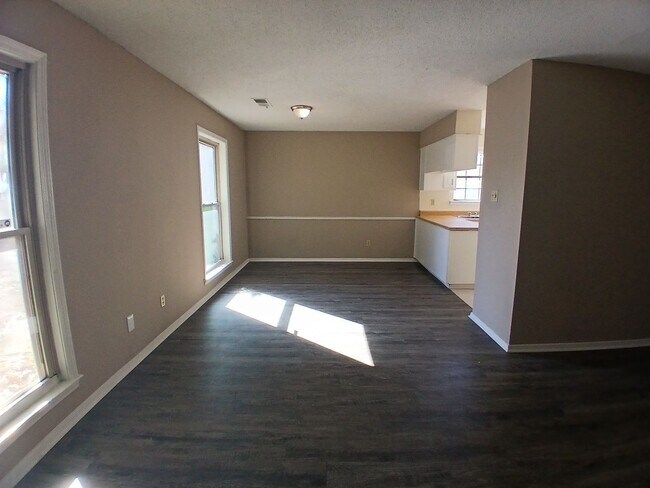 Building Photo - Spacious 3 bedroom 2 bath home - Open To Section 8