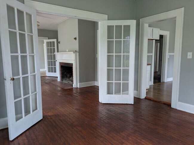 Foto del edificio - 4 Bedroom 2 bathroom home with bonus room