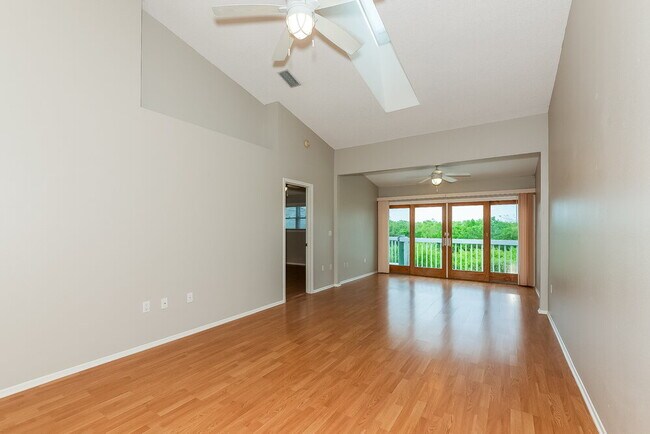 Foto del edificio - 825 Waterside Ln