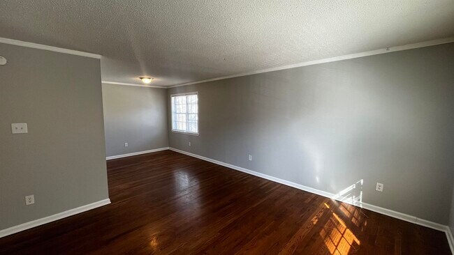 Building Photo - 2547 Courtney Dr