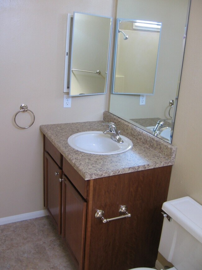 Foto del edificio - $500 MOVE IN SPECIAL! Large 2 Bedroom, 2 Bath Condo - Walk to Mission Bay!