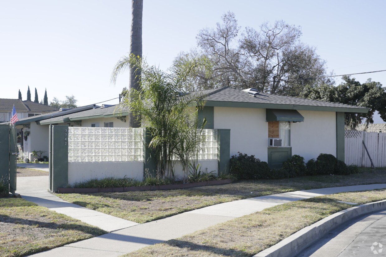 Building Photo - 7742-7752 Ronald Dr