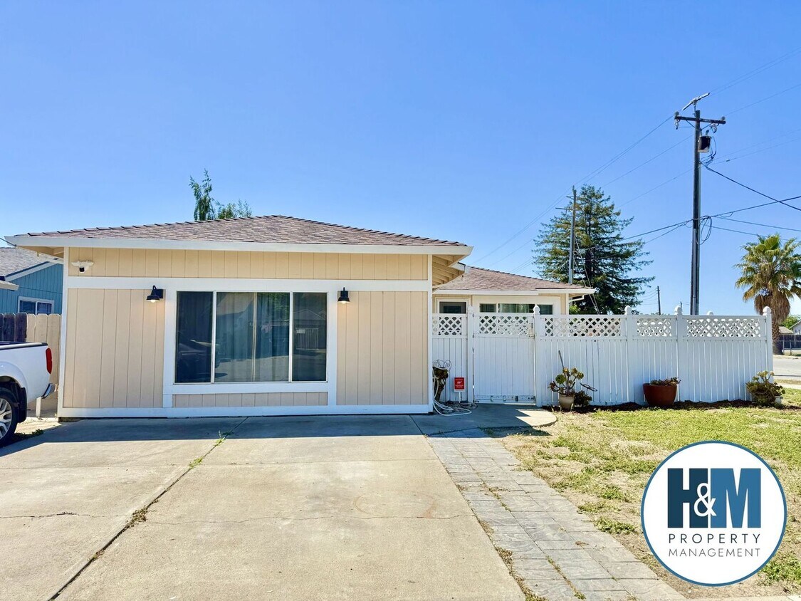 Foto principal - Comfortable 3 bedroom in convenient Hollister location