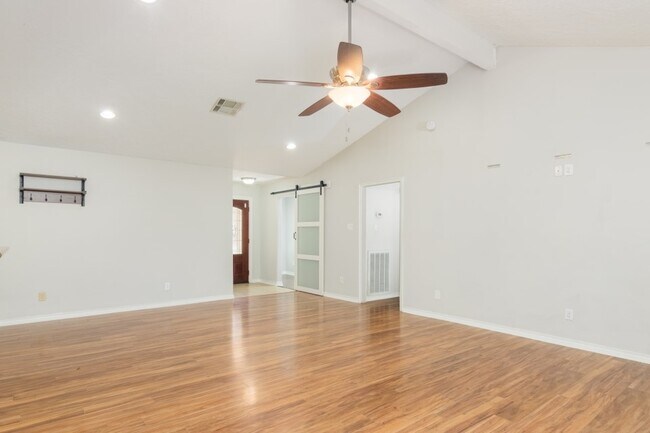Building Photo - 2305 Meadow Green Dr