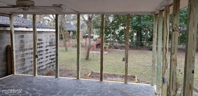Building Photo - 2 br, 1 bath House - 204 Pine St