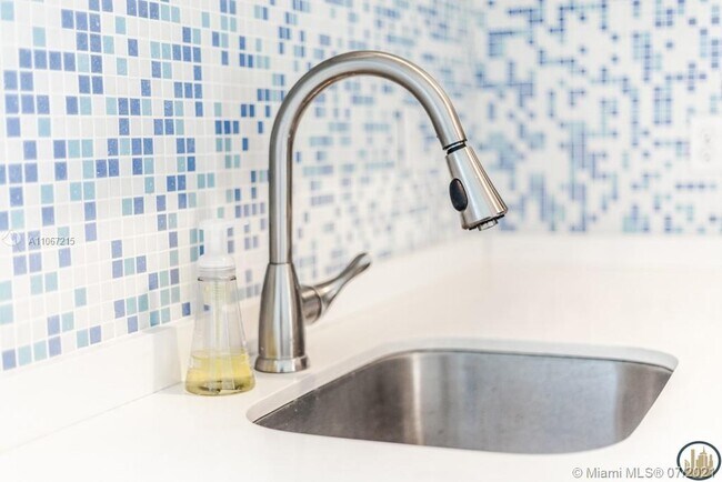 Foto del edificio - 53 NE 49th St