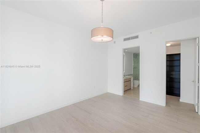 Building Photo - 2831 S Bayshore Dr