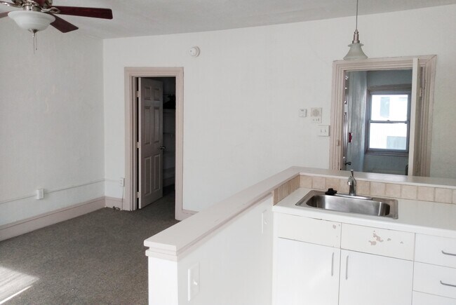 Cocina/Sala de estar - 1355 Ridge Ave