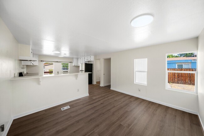 Building Photo - 562 Eastwood Dr