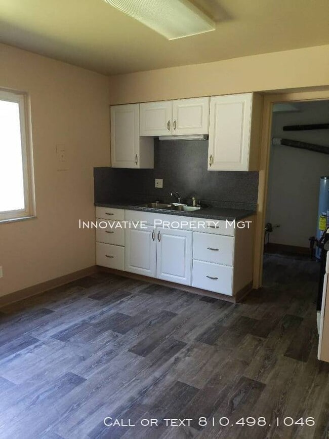 Building Photo - 2 bedroom, 1 bath duplex in Fenton.