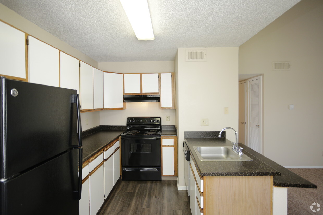 Foto principal - Woodlake Village Apartments