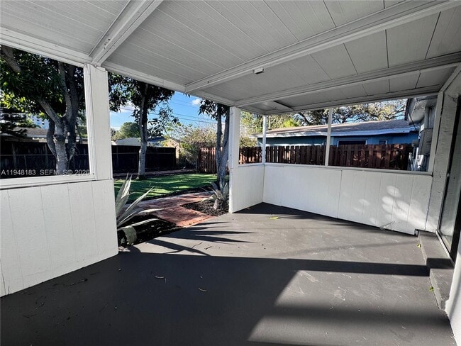 Foto del edificio - 4851 SW 44th Ave