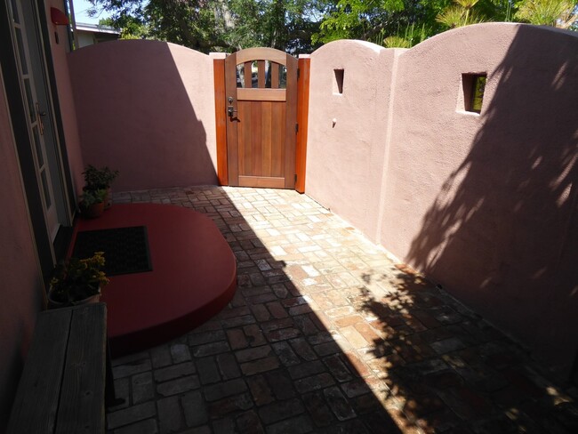 Building Photo - STUNNING RECENTLY REMODELED ONE BEDROOM UN...