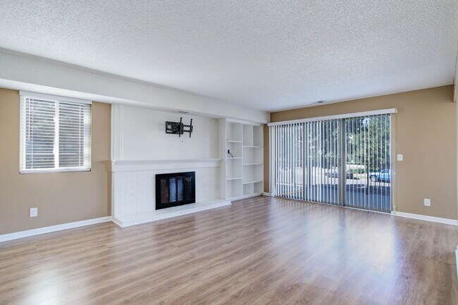 Building Photo - 600 Manhattan Dr