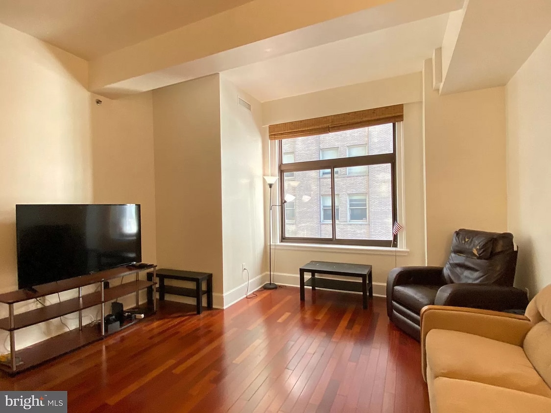 Living Room - 1500 Chestnut St