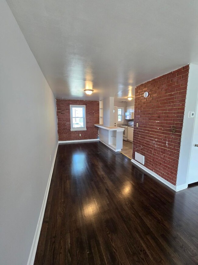 Building Photo - 942 Elton Ave