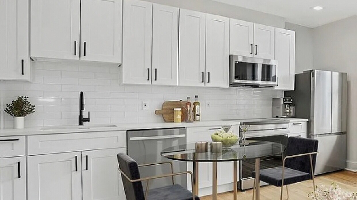 Foto principal - 221 E 76th St