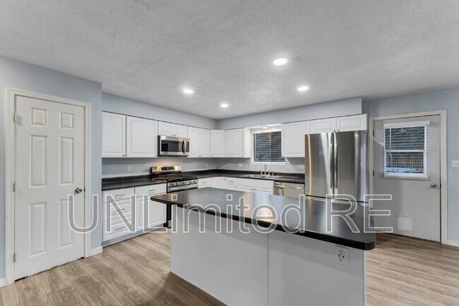 Building Photo - 29 W Silver Spruce Ave