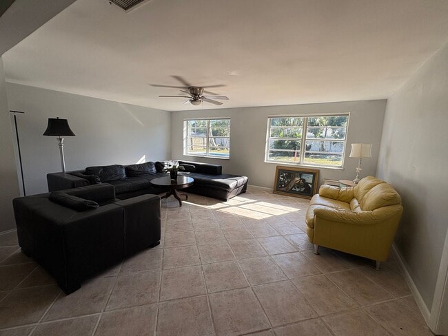 Foto del edificio - 3/2 Pool & Patio home in Stuart! Pool / Lawn care included!