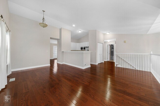 Foto del edificio - North Naperville Second Floor Two Bedroom Condo