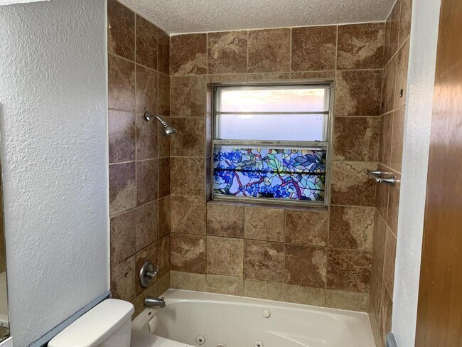 Foto del edificio - 1300 E Madison St