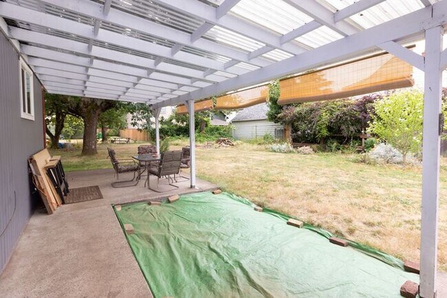 Building Photo - 3 bedroom, 1 bath in Southeast Portland! H...